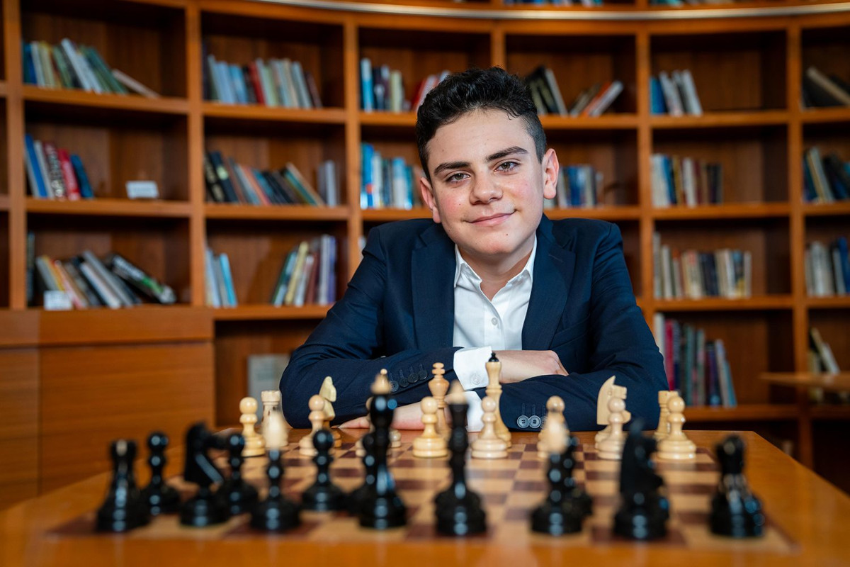 15 岁的国际象棋大师 Ediz Gürel 是谁？ - 新造型